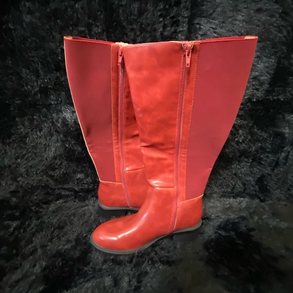 True Comfort Foam Boots. Women. Red. Size 9. NWOB.
